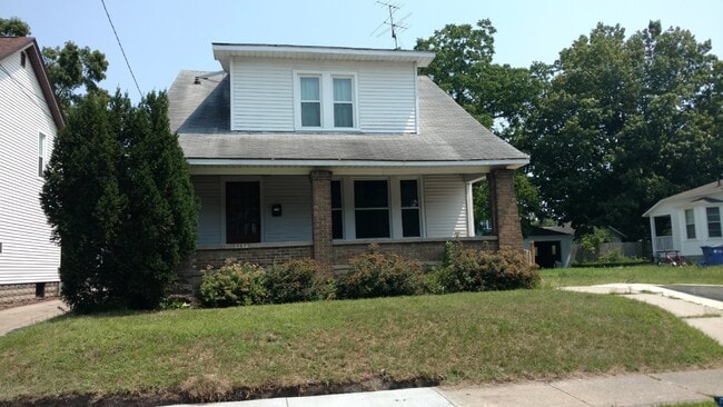 Building Photo - Charming 4 Bedroom Home with 2 Full Baths in Grand Rapids
