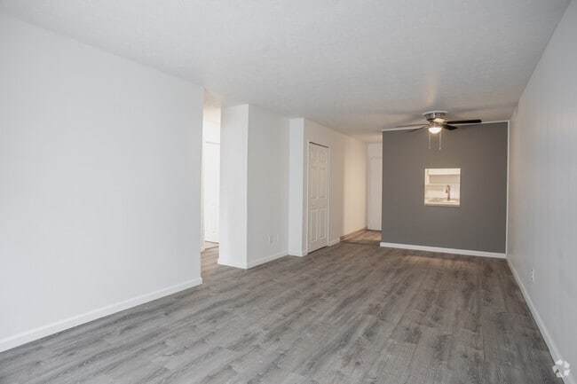 2BD, 1BA - 770-900SF - Lakeside