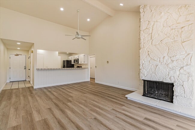 Building Photo - 25700 University Ct Unit 323