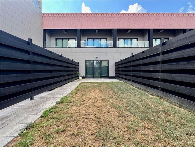 Building Photo - 150 S 15th St Rental