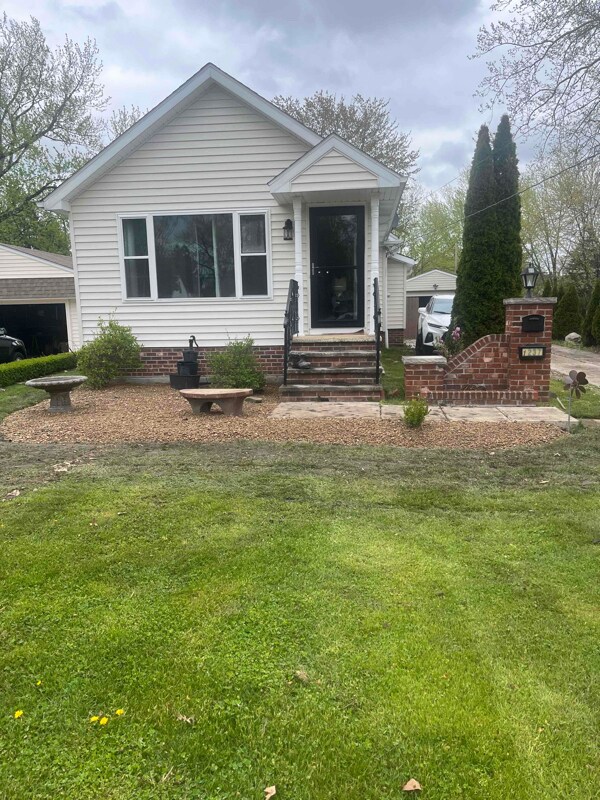 1237 Elmwood Rd Rental For Rent in Mayfield Heights, OH