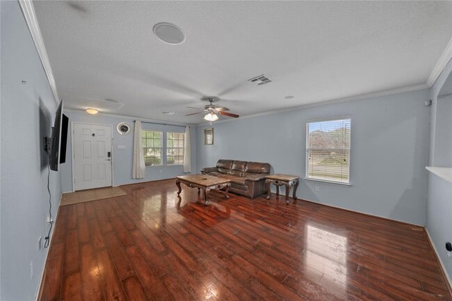 Photo - 111 Lynn Crest Bend