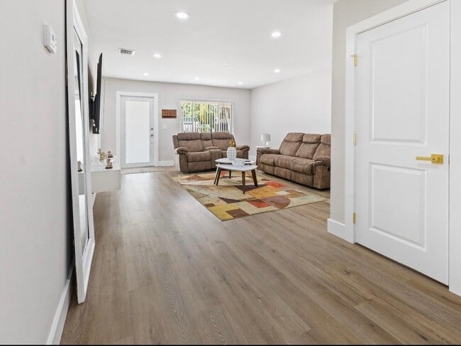 Photo - 1322 Riverside Cir