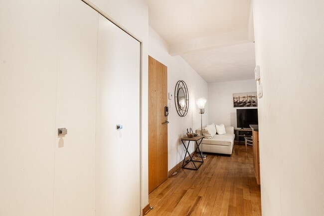 Photo - 1500 Ave des Pins Ouest Unit 403