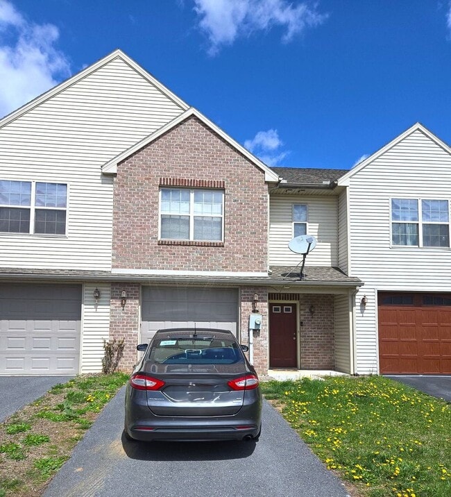 Building Photo - 3-bedroom, 2.5-bathroom Townhome