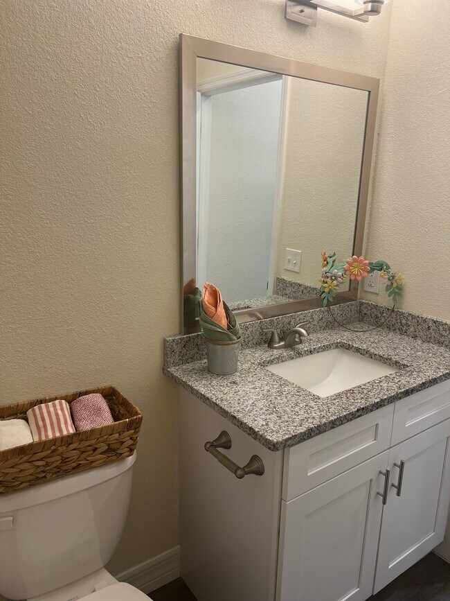 2BR, 2BA - 1,020SF - Bathroom - The Park on 56th
