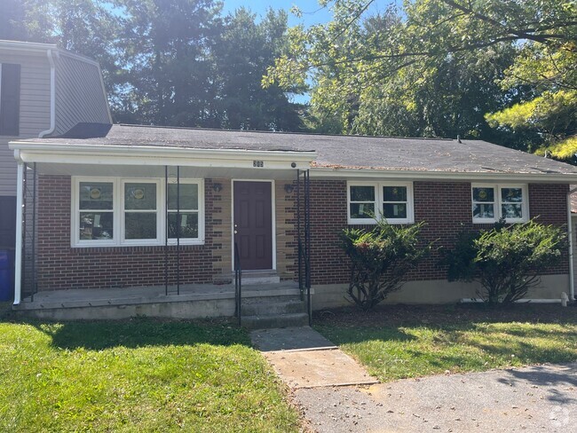 Building Photo - 3 Bedroom 1.5 Bath Townhouse