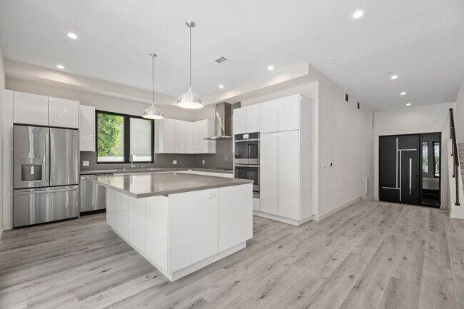 Photo - 818 N Orange Dr