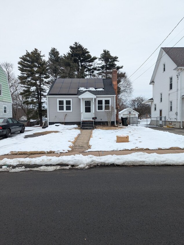 Single family home in East Hartford - Single family home in East Hartford