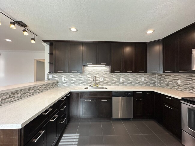 Photo - Updated 2 Bed / 1 Bath - Ground Floor Condo - Commuter-Friendly Location Unidad 1