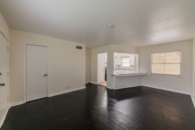 Building Photo - 715-717 Carney St Rental