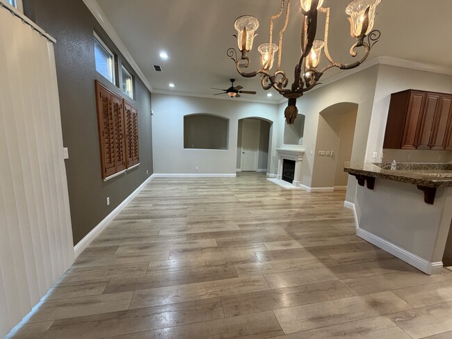 Photo - 1706 Guildford Way