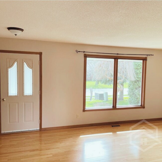 Photo - 3-Bedroom House in Tillsonburg!!