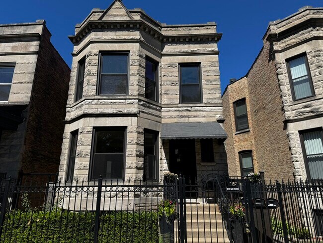 Building Photo - 2424 N Mozart St Unit 2