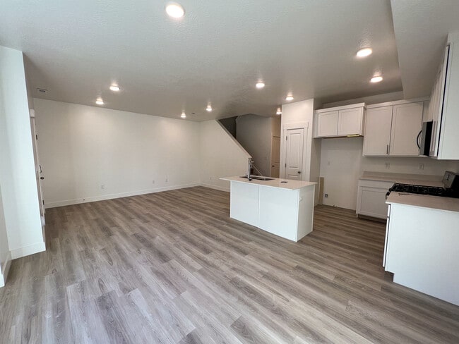 Photo - 904 N 1100 E