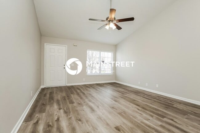 Photo - 3 Bedroom Pet-Friendly Home in La Vergne, TN with Main Street Renewal