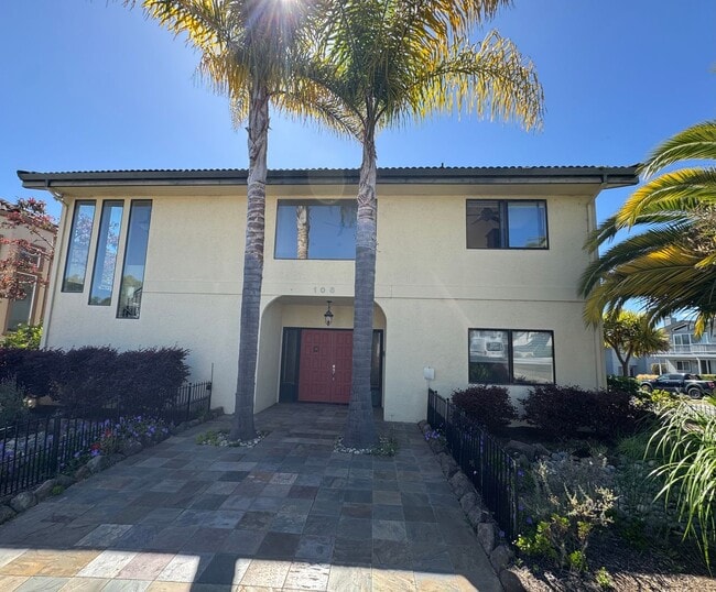 Building Photo - Spacious Home in desirable location near beaches