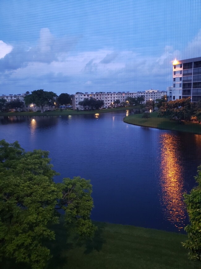 Building Photo - 2222 N Cypress Bend Dr Unit #202