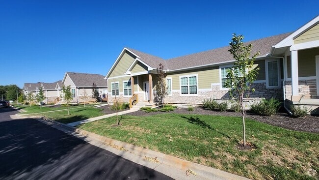 Building Photo - 4 bed 3 bath 2 car garage all maintenance ... Rental