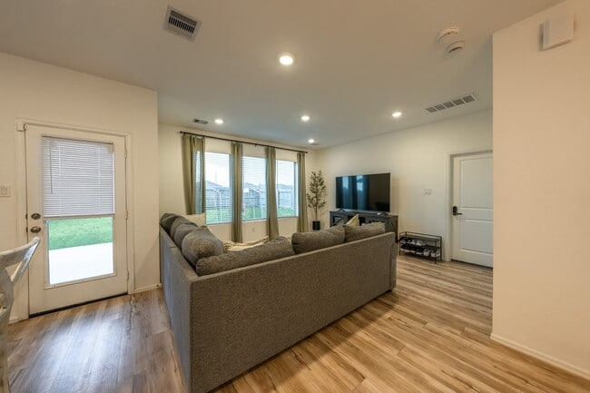 Building Photo - 9335 Pavonia Fawn Dr