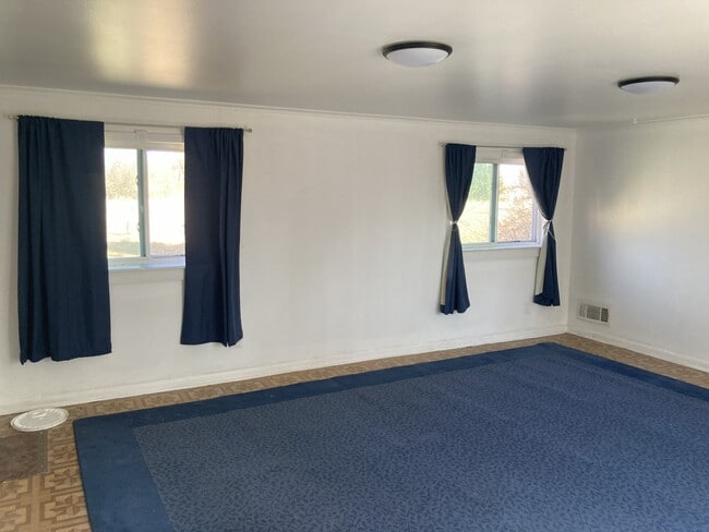 Sala de estar, extremo trasero norte - 1589 N Saginaw St Unidad A