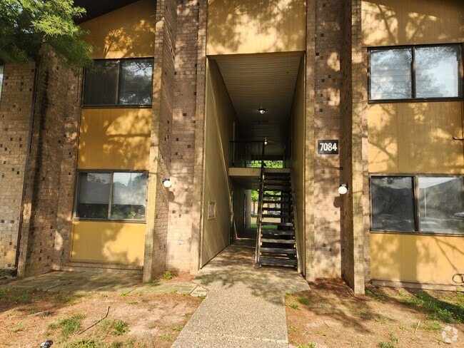 Building Photo - Beautiful 2 bedroom 1 bath 2nd floor condo... Unit 87