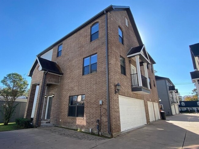 Building Photo - 3710 Sherwood Ln Unit 108