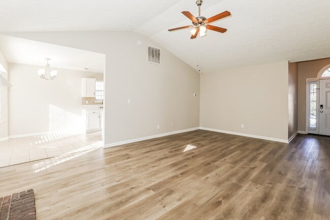 Photo - 939 Maple Leaf Ridge