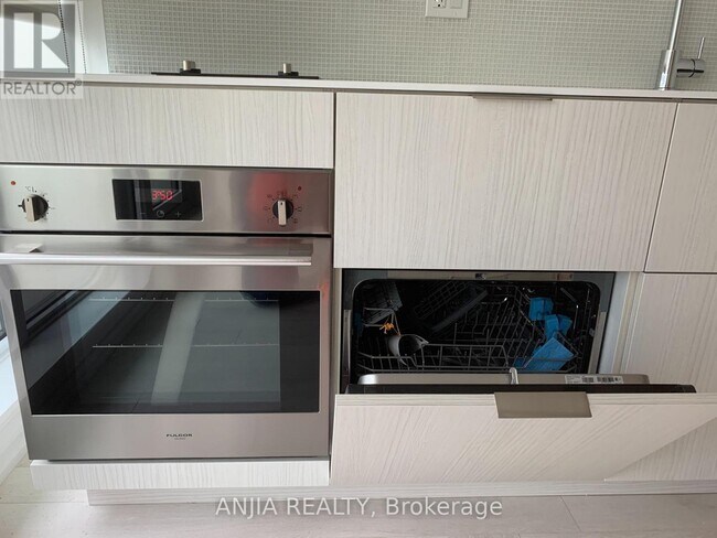 Photo - 197 Yonge St Unit 1308