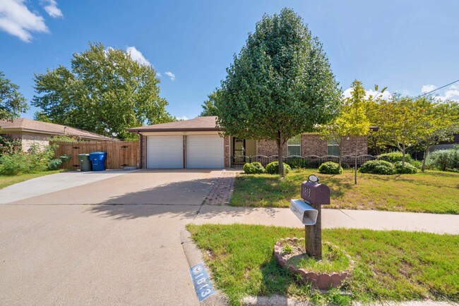 Building Photo - Welcome home to your perfect paradise in a quiet neighborhood.