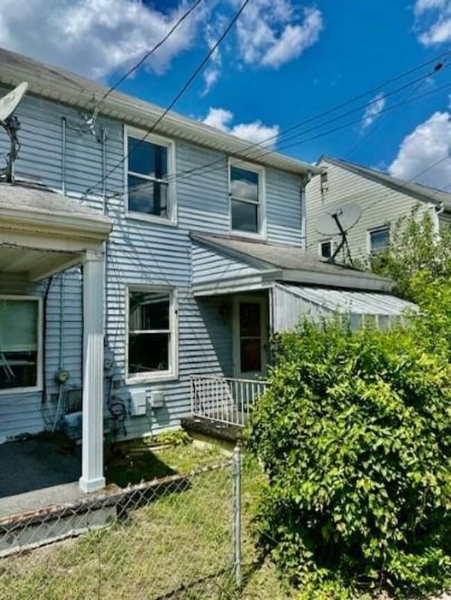 Building Photo - 2 Bed / 1 Bath Townhouse in Clairton