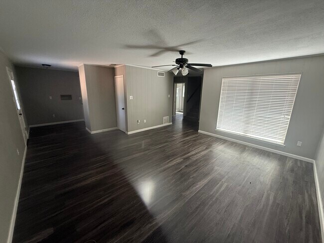 2907 Greenhills Dr