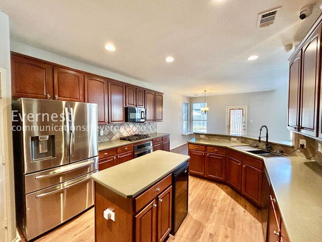 Photo - 5 Bed/3.5 Bath Home with Fenced Yard & Garage / Pet-Friendly / Vouchers Accepted