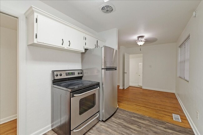 1812 Honeysuckle Dr
