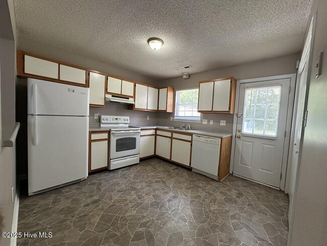 Photo - 204 Live Oak Ct