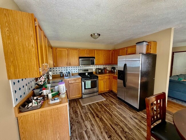 Photo - Spacious 3 Bedroom 2 Bathroom Home - Large Backyard!
