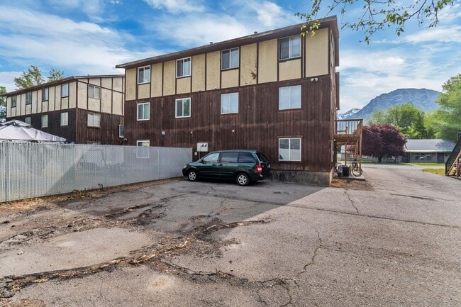 Building Photo - 2015 N 650 W Unit Bedroom 1