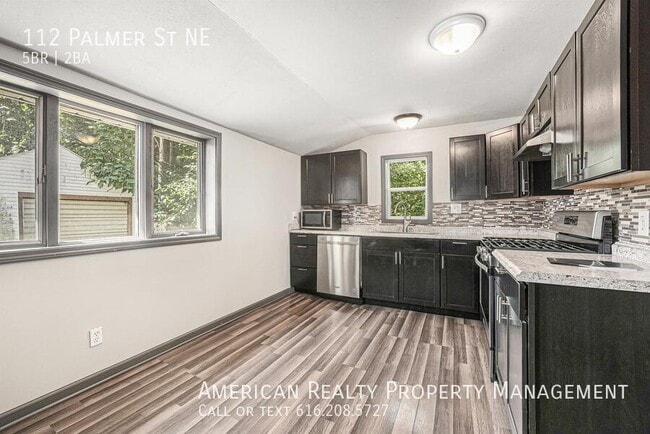 Photo - 112 Palmer St NE