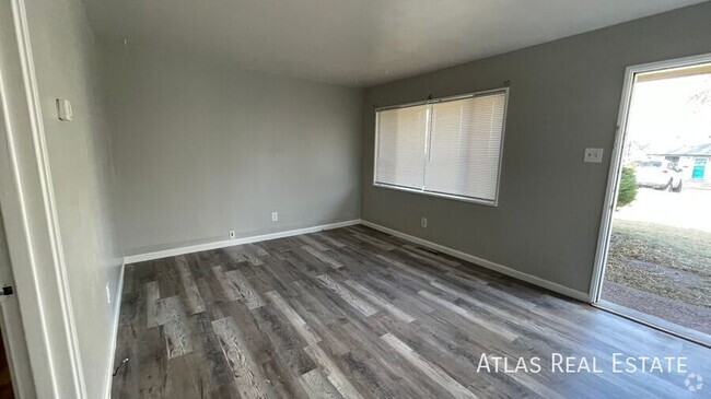 Building Photo - Beautiful 1 Bedroom 1 Bath Located Right O... Rental