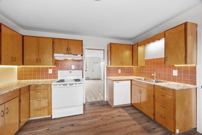 Photo - REMODELED Adorable upper-floor "duplex." O... Unit B