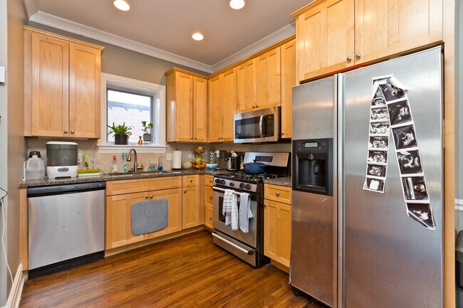 Photo - 930 W Dakin St Apartments Unit 4