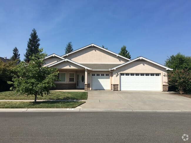 Building Photo - 3 Bedroom Chico Home with 3 Car Garage!