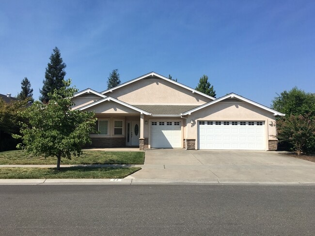 3 Bedroom Chico Home with 3 Car Garage! - 3 Bedroom Chico Home with 3 Car Garage!