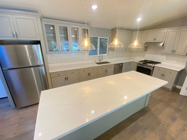Building Photo - Advent - Low Deposit W/ Laundry & Two Car ... Rental