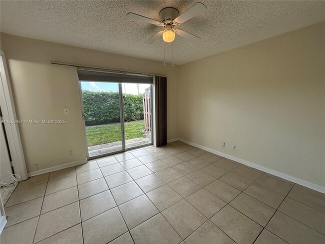 Photo - 910 Cypress Way E