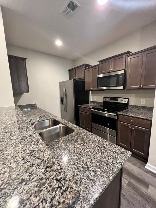 Photo - 3 Bedroom/2.5 Bath Townhome in Lakeview Commons