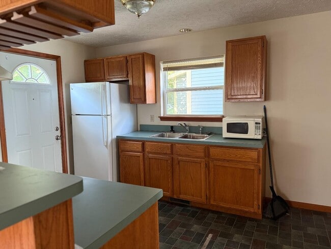 Building Photo - 528 Avon St Rental