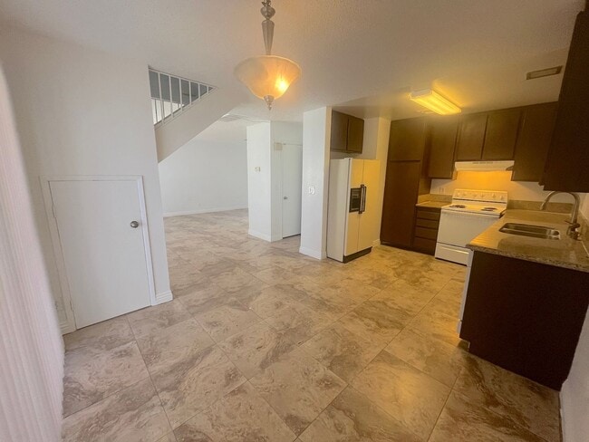 Photo - SPACIOUS 2BED/2BATH TOWNHOUSE