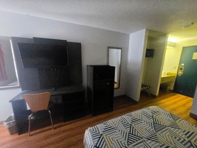 2141 La Porte Rd Unidad Double Queen Room