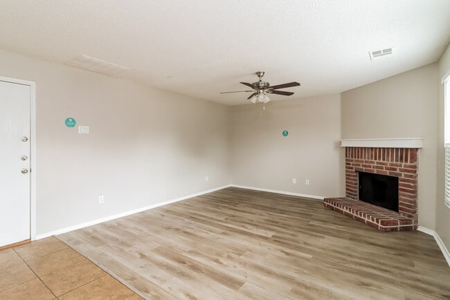 Photo - 525 Linacre Dr